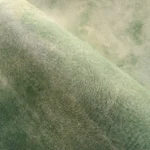 Sfeerbeeld van Arte Ombre Flux panoramabehang in groen, kleur Emerald Haze (32382)
