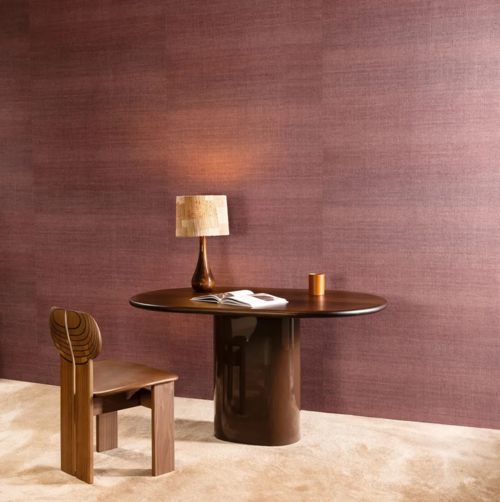 Interieur met Arte Ombre Rise behang in rood, kleur Burgundy (32333)