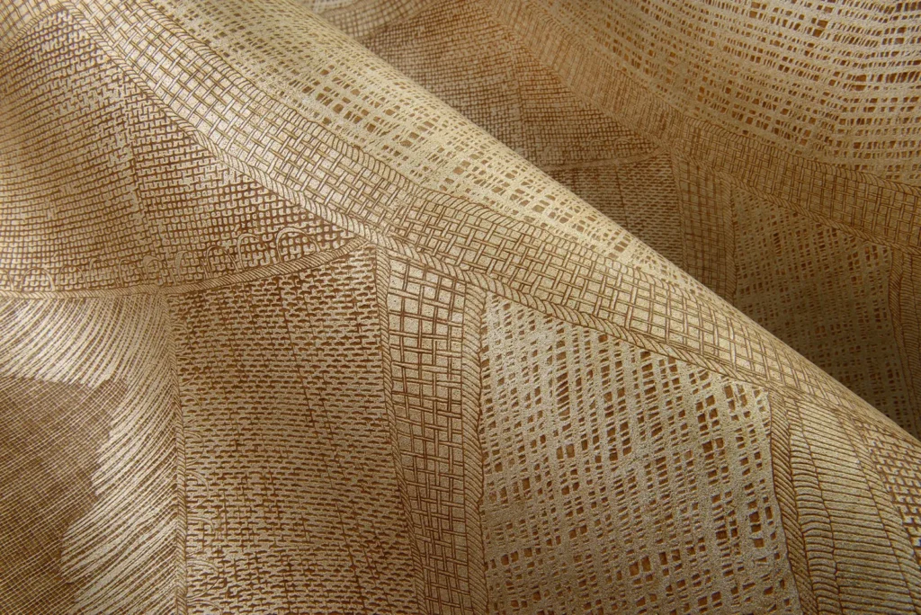 Sfeerbeeld van Arte Senah Mestiza behang in goud, kleur Deep Gold (55133)