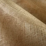 Sfeerbeeld van Arte Senah Mestiza behang in goud, kleur Deep Gold (55133)