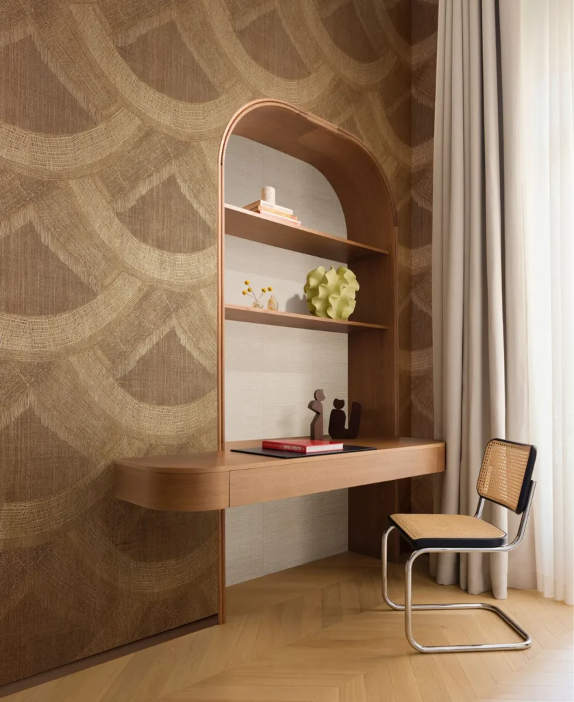 Interieur met Arte Senah Mestiza behang in goud, kleur Mocha Gold (55131)