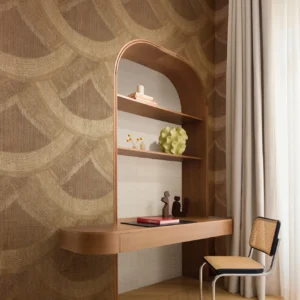 Interieur met Arte Senah Mestiza behang in goud, kleur Mocha Gold (55131)