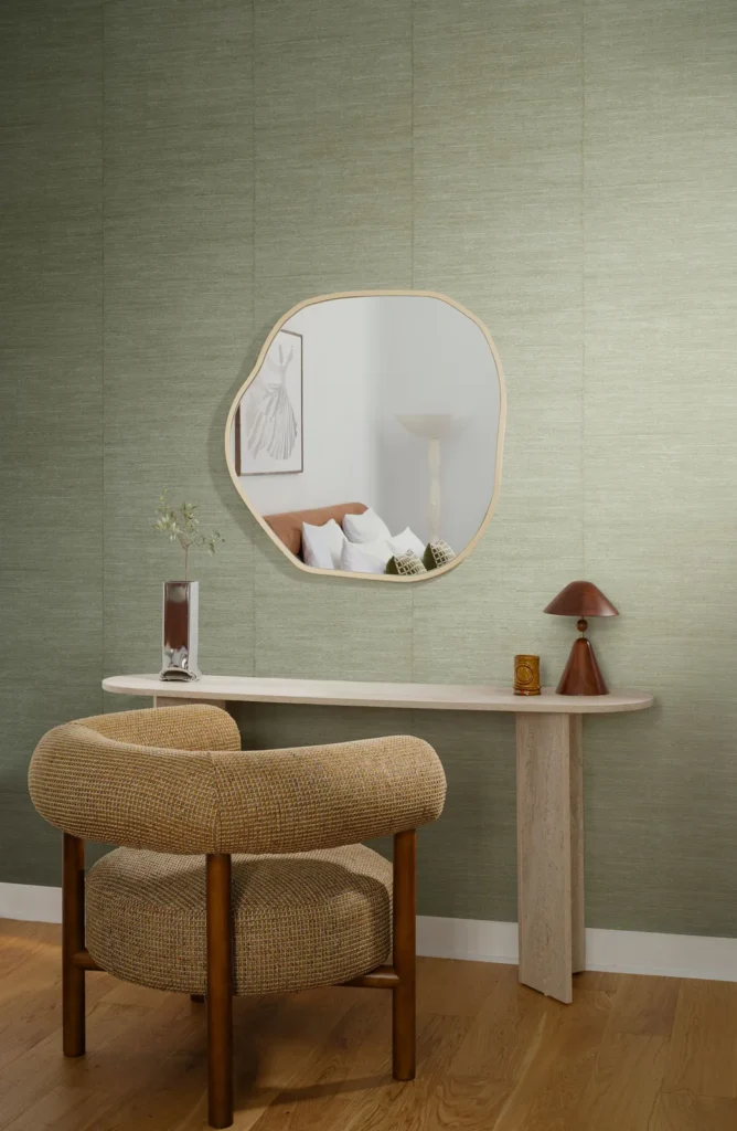 Interieur met Arte Senah Selvage behang in groen, kleur Bright Sage (55111)