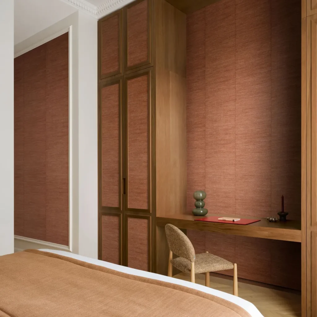 Interieur met Arte Senah Selvage behang in bruin, kleur Muscade (55113)