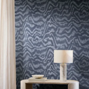 Interieur met Arte Senah Sillage behang in blauw, kleur Jeans (55141)