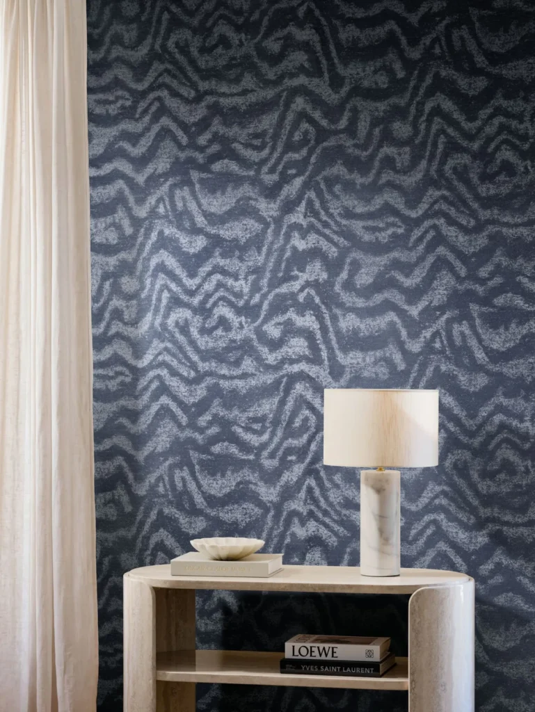 Interieur met Arte Senah Sillage behang in blauw, kleur Jeans (55141)