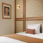 Interieur met Arte Senah Sillage behang in beige, kleur Paille (55140)