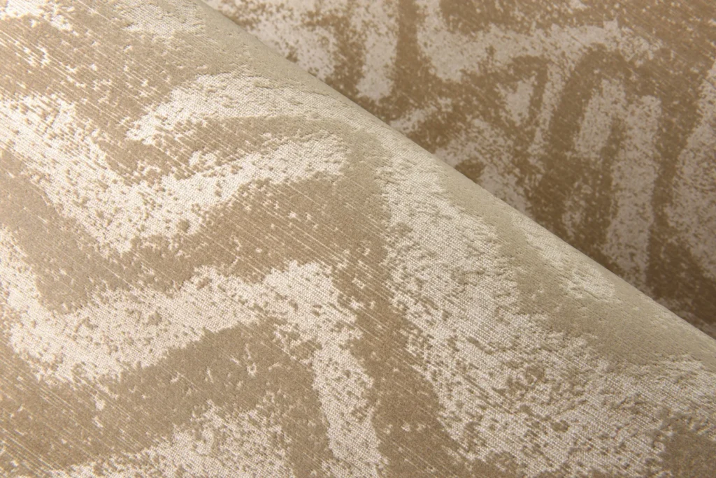 Sfeerbeeld van Arte Senah Sillage behang in bruin, kleur Sepia (55145)